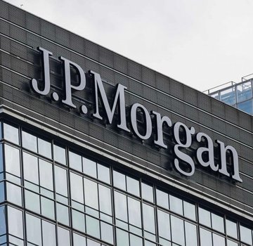The image shows a J.P. Morgan building facade with the large “J.P. Morgan” name above the windows. It accompanies the post about JPMorgan expanding its Ethereum-based tokenized money market funds, MONY