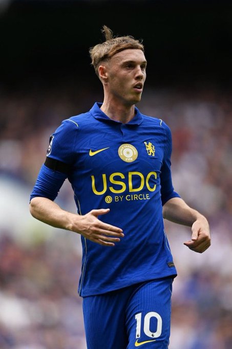 Chelsea player wearing jersey #10 with "USDC BY CIRCLE" sponsorship on the chest, visually connecting the team to the USDC crypto branding mentioned in the post.