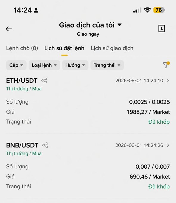 The image shows a cell phone screen displaying various details of an online auction or listing for cryptocurrency, which could be either Bitcoin or Ethereum. The seller's name has been listed in both English and French. The image also includes a price history table showing the fluctuating value of the cryptocurrency over time. To make it easier to understand and navigate through the content, filters have been applied to the text, such as "Bnd/USDT", which helps sort the items more efficiently on the screen.