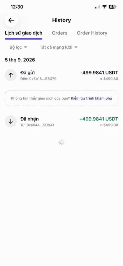 The image shows a transaction history screen displaying a crypto wallet activity dated September 5, 2026, with an outgoing transfer of -499.9841 USDT and an incoming receipt of +499.9841 USDT (≈ $499.80 each), labeled in Vietnamese ("Đã gửi" meaning "Sent" and "Đã nhận" meaning "Received"). This visually supports the post's warning about fake USDT tokens—showing how a scammer sent and received what appears to be real USDT, but the tokens are counterfeit on the blockchain, tricking users into thinking they received legitimate funds.