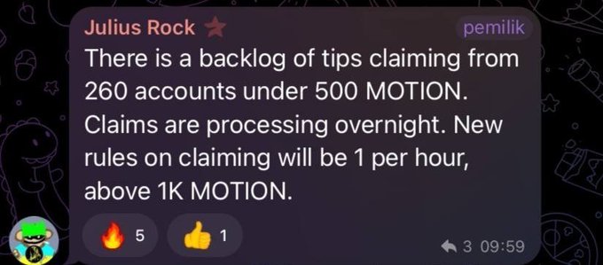 A message from "Julius Rock" (marked as "pemilik"/owner) on a $MOTION community channel announces a backlog of tips claiming from 260 accounts under 500 MOTION, with claims processing overnight and new rules limiting claims to 1 per hour for accounts above 1K MOTION. The post (timestamped 09:59 with 5 fire and 1 thumbs-up reactions) relates to the accompanying text by introducing new $MOTION tipping and claiming guidelines designed to prevent spam and manage system capacity.