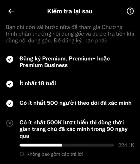 The image shows a mobile screen in Vietnamese titled "Kiểm tra lại sau" (Check back later), listing requirements for an original content reward program: Premium subscription, being at least 18 years old, having at least 500 verified followers, and needing 500K concurrent views in the last 90 days (currently at 224.1K with a progress bar). 

The image directly relates to the post, which describes the creator's progress toward the 500K views requirement, noting a gain of 7.2K compared to the previous day.