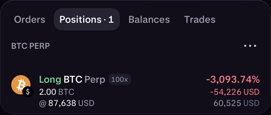 The image shows a post by @Refugio Bitcoin where they discuss the leverage of famous leverage professor Refúgio after Bitcoin's sharp drops. In the post, it states that the leverage of the famous leverage professor has decreased from more than $81,000 to less than $79,000 in reais. This drop can be seen as a loss of approximately $54,000. There is a caption below this image stating that the loss happened when Bitcoin had dropped by more than -R$279,293. The post highlights the impact of Bitcoin's sharp drops on leverage and mentions how it affects famous leverage professor Refúgio in particular.