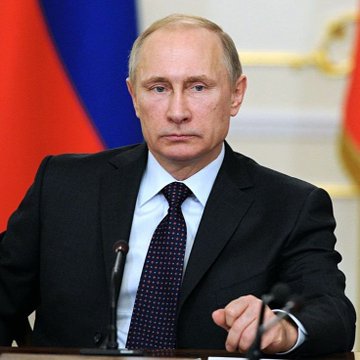 Vladimir Putin is pictured seated at a desk, corresponding to the text which announces that Russia has formalized its cryptocurrency regulations, allowing cross-border settlements using assets such as BTC, ETH, and USDT.