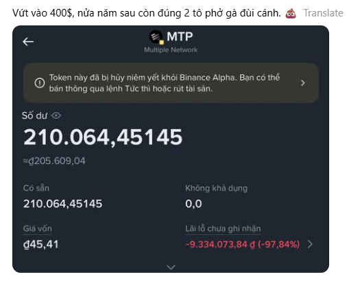 A screenshot of a Vietnamese cryptocurrency wallet (MTP - Multiplet Network) showing a balance of '210.064,45145' tokens, with a warning that the token is discontinued from Binance Alpha, and an unrealized loss of '-9.334.073,84 đ (-97,84%)'. The caption above reads 'Vứt vào 400$, nửa năm sau còn đúng 2 tờ phở gà dùi cánh. 💩'.