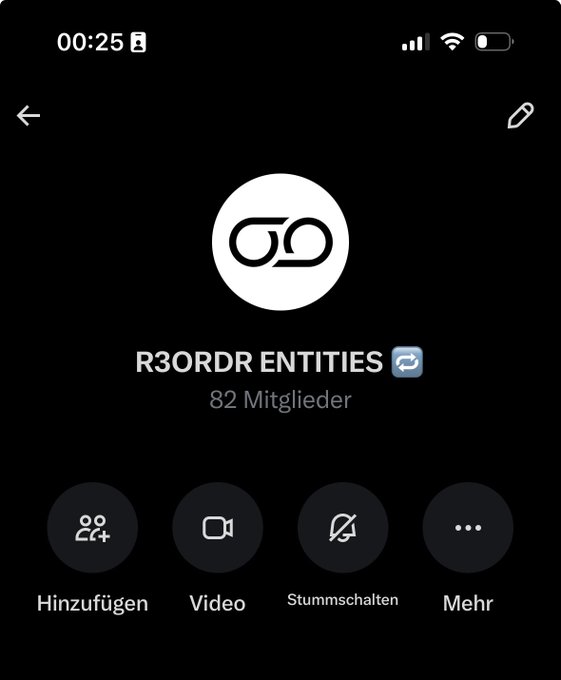 The image shows a phone screen with a message displayed, which reads "R3ORDR Entities 82 Mitglieder". The phone's home screen also has an app icon for a video player. The text on the screen seems to be in German, and there is a small photo of a person next to it.