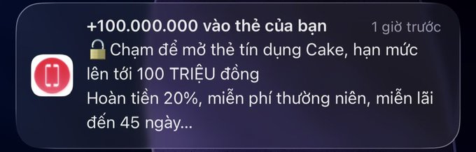A Vietnamese-language smartphone notification from the Cake banking app advertising a credit card with up to 100 million VND limit, 20% cashback, and fee-free benefits for up to 45 days.