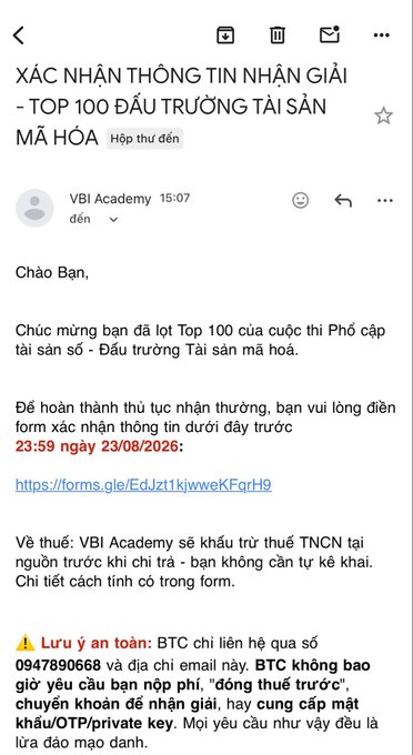Screenshot of an email from VBI Academy (15:07) titled "XÁC NHẬN THÔNG TIN NHẬN GIẢI - TOP 100 DẤU TRƯỜNG TÀI SẢN MÃ HÓA" in Vietnamese, congratulating the recipient on making the Top 100 of a crypto trading contest and instructing them to fill out a Google Form by 23:59 on 23/08/2026, while warning against sharing OTP/private keys—relating directly to the post's description of Top 100 winners receiving claim emails for the SCEX airdrop reward.