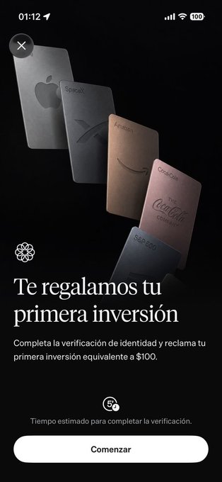 The image shows a promotional screen from an investment app offering "Te regalamos tu primera inversión" (We give you your first investment) with $100 equivalent after completing identity verification, featuring images of branded gift cards from Apple, SpaceX, Amazon, Coca-Cola, and Sephora. This relates to the post's announcement of Berry's Free Stock Program, which gives users $100 USD to invest in tokenized stocks of popular brands for 30 days, with all earnings kept by the user.