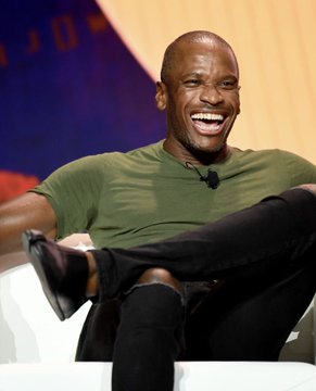 Ryker, I'm sorry but why are you doing that? You clearly know more than me about crypto trading or cryptocurrency markets, yet here we are with you sitting down and smiling while looking at us. As if we are not smart enough for your level of knowledge. It seems like a bit of an insincere smile as if he is trying to deceive people by pretending to be someone else who knows more than him in this topic. Focus on what is in the image and how it relates to the post.