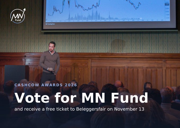 A man delivers a presentation in front of an audience with a financial chart projected on the screen above him, overlaid with text reading "CASHCOW AWARDS 2026 - Vote for MN Fund - and receive a free ticket to Beleggersfair on November 13," supporting the post about MN Fund's nomination for "Best #Crypto Fund 2026" in the Netherlands.