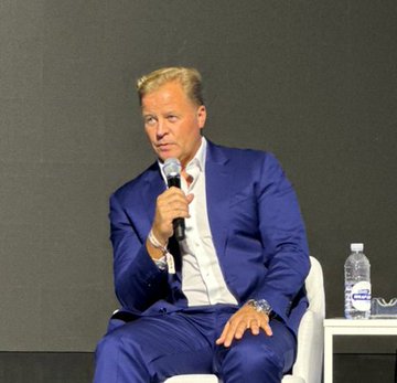 Former CFTC Commissioner Brian Quintenz speaks into a microphone at Korea Blockchain Week 2026, discussing how the SEC and CFTC can use their exemptive authority to provide crypto regulatory certainty outside of the CLARITY Act.