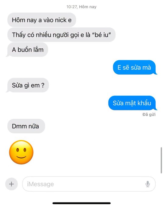 A Vietnamese iMessage conversation shows a user complaining that someone logged into their account and changed their nickname to "bé iu" (baby), to which they reply they'll "change their password," prompting a frustrated response of "Dmm nữa" (meaning "Again, seriously?"). The exchange humorously illustrates the post's point about needing to enable two-factor authentication, since only changing a password wasn't enough to keep the intruder out.