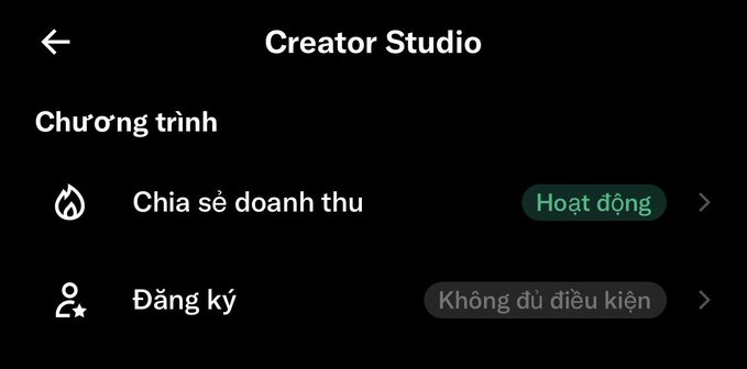 A screenshot of a 'Creator Studio' app interface in Vietnamese, showing options for 'Chương trình' (Program) with 'Chia sẻ doanh thu' (Revenue sharing) marked as 'Hoạt động' (Active) and 'Đăng ký' (Registration) marked as 'Không đủ điều kiện' (Ineligible).