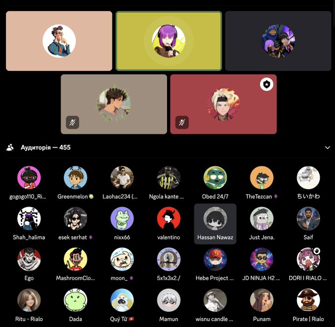 A screenshot of an online community or voice chat platform (like Clubhouse or Discord) showing various user avatars in an 'Аудиторія – 455' (Audience) room, with anime and game-themed profile pictures.