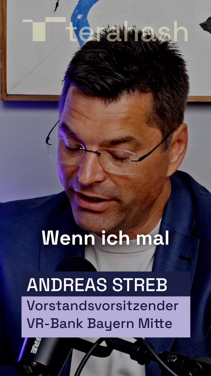 The image features a man wearing glasses, sitting at a microphone with his hands on his lap while talking into it. The background of the image shows a painting or artwork hanging on the wall behind him. The caption below the image reads "Bitcoin ist ein dezentrales Netzwerk, bei dem Tausende unabhängige Nodes weltweit dieselbe Software und dieselben Regeln ausführen von der großen Mehrheit der Nodes und Miner akzeptiert werden - sonst". This caption suggests that the man is discussing Bitcoin, which is an online currency system.