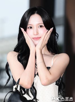 The image features Mina (MYOUI MINA) of TWICE, identified by the hashtags "#MINA #ミナ #미나 #TWICE #트와이스" alongside the "GMP 260721" timestamp, posing with her hands framing her face at an airport appearance.