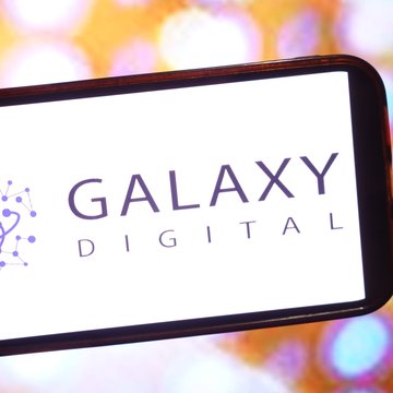 The image shows a phone displaying the Galaxy Digital logo, which indicates that the company has opened an OTC (Over-the-counter) trading desk for institutions. This suggests that the company is expanding its reach into information markets as well, providing financial services related to crypto trading and predictions. The post highlights this expansion by stating "Institutions are moving from crypto trading to crypto prediction markets."