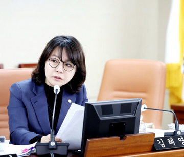 Seoul City Councilor Kim Hye-young (김혜영) sits at a committee desk with a microphone, as she disclosed holding 519,004 XRP plus her son's 3,336 XRP—totaling over 1.76 billion KRW in virtual assets—in South Korea's mandatory public official financial disclosure.