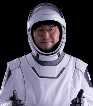 The image features a man dressed as an astronaut, standing against a black background with his hands positioned to point towards something out of frame. In the caption provided, there's some text about a Bitcoin fundraiser that may be related to F2Pool, which was co-founded by Wang Chun and started using ETH in 2016. The post also mentions that they've raised $20.67M for WBTC off Binance.