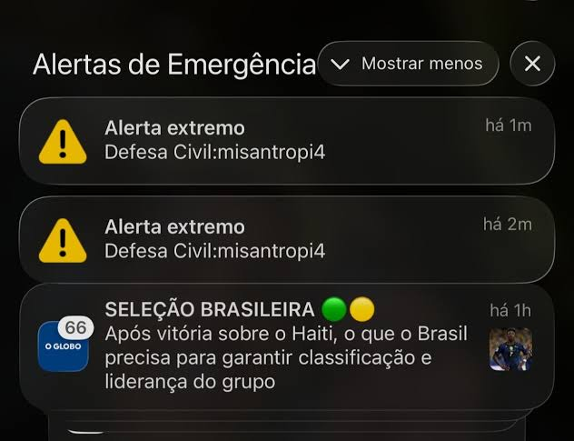 The image shows a phone screen with three different messages displayed, including one that reads "Alterar extremo", which could be an alert or warning message. The other two messages are about Brazil's government being targeted by hackers for information. One of these messages is in Portuguese and the other is also in Portuguese. The text on the screen suggests that there might have been a security breach, possibly involving Brazilian politics or sensitive information.
