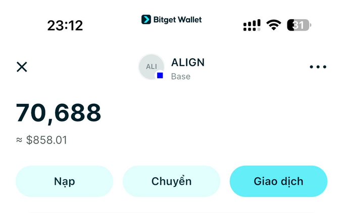 A screenshot of the Bitget Wallet app showing a balance of 70,688 ALIGN tokens (approximately $858.01) on the Base network, with Vietnamese buttons for 'Nạp' (Deposit), 'Chuyển' (Transfer), and 'Giao dịch' (Trade).