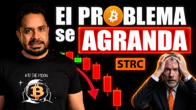 The image features a man wearing a black t-shirt with an image of a Bitcoin symbol, along with the words "El Bitcoin", "se agradeza", and a graphic of stock charts below. In the background behind him is another man dressed in a suit, appearing to be a businessman. The scene seems to be set during a video game or online event centered around cryptocurrency trading, where players can make virtual transactions using the Bitcoin symbol on the t-shirt.
