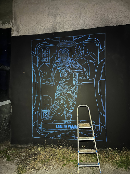 The image features a black and white drawing of a soccer player on a wall with a ladder leaning against it. The drawing includes the name "Lanine Yamana" written below the player's head, indicating that this artwork was created for her. The post also mentions that the artist is reaching out to fans via social media, which suggests that they appreciate and value their support.