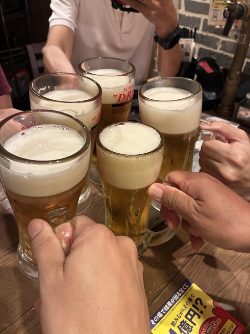 A group of runners raises several foamy beer glasses in a toast, with Japanese promotional text reading 「1億9!?」 visible. The caption fits the accompanying post, “stepner飲み会参加！ みんなガチランナーなんで片道狭かった,” describing a lively Stepner meetup with runners.