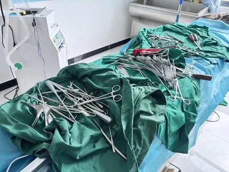 The image shows an operating table covered with green surgical drapes and cluttered with numerous stainless steel surgical instruments, including forceps, scissors, and clamps. This relates to the post's claim about suspected organ trafficking, as the surgical tools depicted would be used in organ procurement procedures allegedly performed on the victims by a fraud group operating near the Thai-Cambodian border.