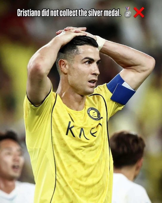 The image shows a soccer player wearing a yellow jersey standing on a field, looking back at something or someone with his arm raised in the air. The text near him says that "Cristiano did not collect the silver medal". This information is related to the sports photo as it emphasizes Cristiano's lack of success in securing a silver medal.