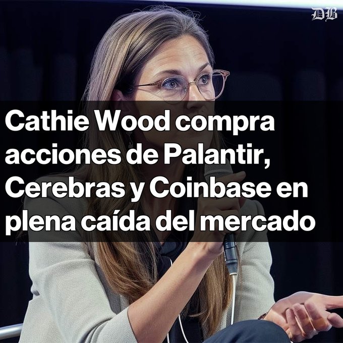 The image shows Cathie Wood, founder of Ark Invest, speaking into a microphone while wearing glasses, with a Spanish headline reading "Cathie Wood compra acciones de Palantir, Cerebras y Coinbase en plena caída del mercado" (Cathie Wood buys shares of Palantir, Cerebras and Coinbase amid market downturn), illustrating her bold investment moves during the market sell-off mentioned in the post.