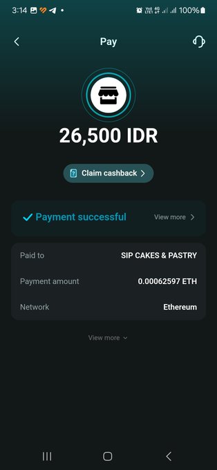 A Bitget Pay mobile app screen confirms a successful payment of 26,500 IDR (0.000662597 ETH on the Ethereum network) to "SIP CAKES & PASTRY," with a "Claim cashback" button highlighted—matching the post's mention of earning cashback while waiting for a child's class by purchasing coffee and pastries.