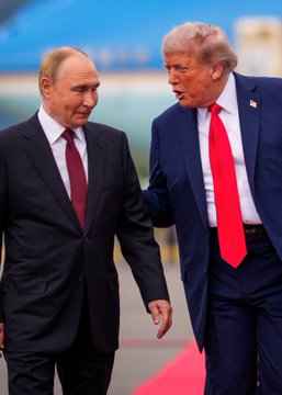 This image depicts Donald Trump and Vladimir Putin, relevant to the news that the odds of their meeting in China this November have increased to 45% by the end of the year.