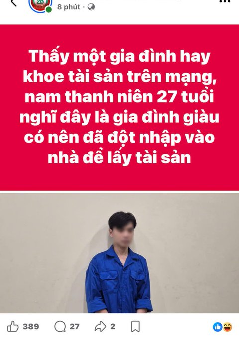 A Facebook post in Vietnamese with a red header reading "Thấy một gia đình hay khoe tài sản trên mạng, nam thanh niên 27 tuổi nghĩ đây là gia đình giàu có nên đã đột nhập vào nhà để lấy tài sản," showing a young man in a blue shirt with his face blurred.