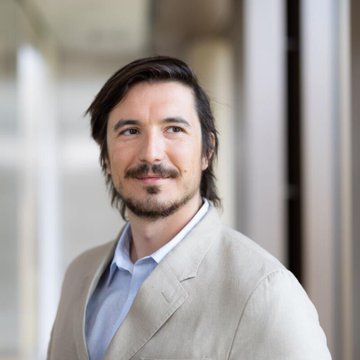This image shows Vlad Tenev, CEO of Robinhood, looking thoughtfully into the distance. His portrait is likely being used to accompany the news of Robinhood's FCA registration for crypto expansion in the UK.
