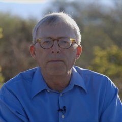 The image shows an older man with glasses wearing a blue shirt, appearing to be in an outdoor interview setting. The caption suggests he is likely a financial expert or commentator discussing whether Bitcoin could reach a price of $600,000.