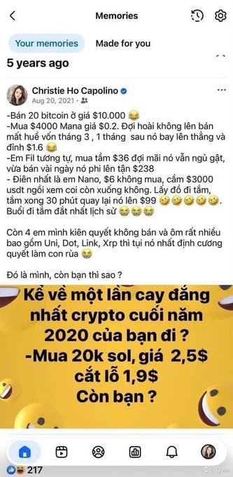 A Facebook Memories screenshot from August 20, 2021, showing a post by 'Christie Ho Capolino' recounting crypto losses from late 2020 with Vietnamese text and laughing emojis.