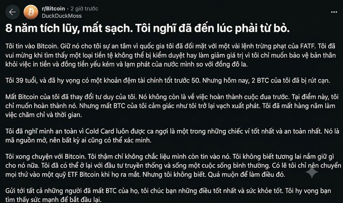 A Reddit post from r/Bitcoin by user "DuckDuckMoss" titled "8 năm tích lũy, mất sạch. Tôi nghĩ đã đến lúc phải từ bỏ." (8 years of accumulation, all gone. I think it's time to quit.) describes how the user lost 2 BTC from their ColdCard hardware wallet to a hacker, highlighting the vulnerability of even secure cold storage solutions despite being a longtime Bitcoin-only investor.