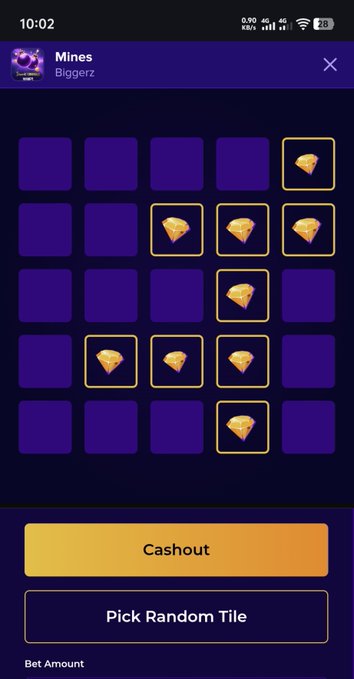 A mobile screenshot of a 'Mines' game by Biggerz showing a 5x5 grid with several gold pizza slice tiles revealed, featuring 'Cashout' and 'Pick Random Tile' buttons.