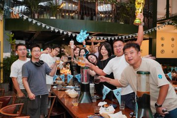 Bitget hosts an enthusiastic viewing party where jubilant fans raise bottles and snacks in celebration of Argentina's thrilling 2-3 comeback victory.