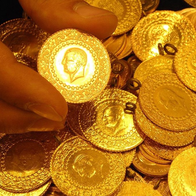 A hand displays a close-up view of numerous gold coins featuring Atatürk's profile, with some marked with the numbers "10" and "6," illustrating the post's mention of current gold prices, including gram gold at 6,902 TL and quarter gold at 11,262 TL.