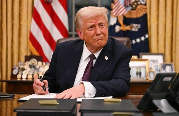 In this image, Donald Trump is seated at desk, possibly in the Oval Office, which is relevant as the accompanying post states the US Senate unanimously opposes any pardon for Sam Bankman-Fried.