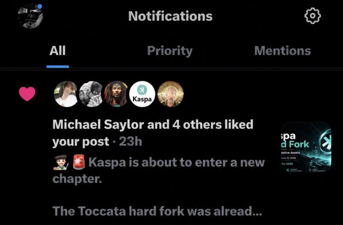 The image is a screenshot of an app that allows users to send notifications, with information about posts being displayed on the screen. One of the notifications displays a message from Michael Saylor regarding other people who like his work, stating that they are all on topic. This text highlights how a message has been sent and received in this app context. The main focus is on the notification screen showing these details related to the post by Michael Saylor.