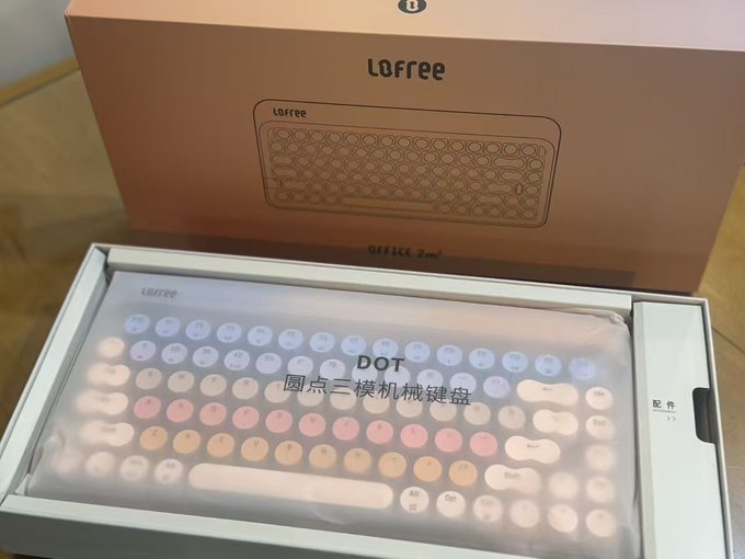 The image shows an unboxed Lofree DOT mechanical keyboard (圆点三模机械键盘) in its packaging, featuring colorful round keycaps visible through a protective sleeve, alongside its orange product box and an accessories compartment (配件). This appears to be the web3 milestone gift the author received from their mentor (校长) as a "10K followers" congratulations present, marking their entry into the community and thanking the teacher who helped guide them.