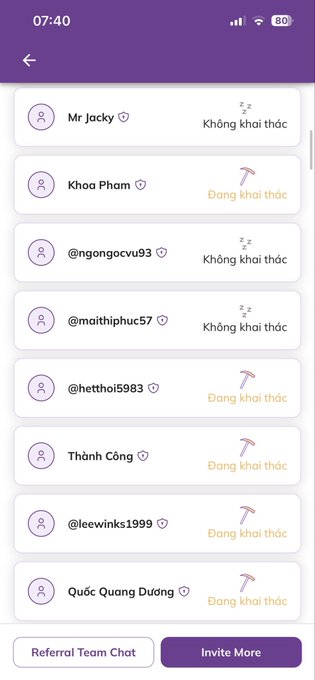 A mobile app screen displaying a referral team chat list with Vietnamese usernames and their 'Đang khai thác' (mining) status.