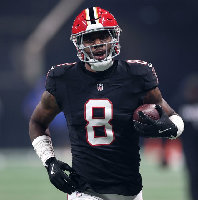 An Atlanta Falcons player wearing jersey number 8, identified as Kyle Pitts Sr., runs with the football during the Falcons vs. Packers game, directly relevant to the Kalshi user's $94,999 bet that Pitts will not score the first touchdown.