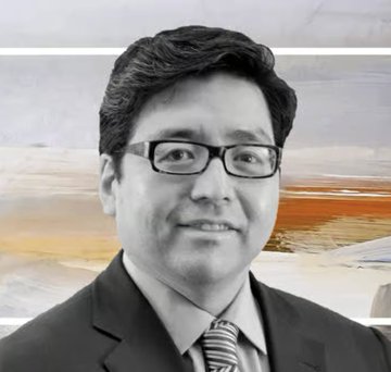 The image shows a man with dark hair and glasses wearing a suit and striped tie, likely Tom Lee, featured in a discussion about Bitcoin ($BTC) and Ethereum ($ETH) facing macro headwinds from Fed rate-hike concerns and other market factors.