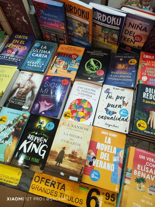A book display featuring a "OFERTA GRANDES TÍTULOS" (Big Titles Offer) priced from €6.95, showcasing works by authors like Stephen King ("La chica que amaba a Tom Gordon"), C.J. Sansom, Rebecca Yarros ("La última carta"), and "Murakami 1Q84," along with Murdoku puzzle books and other Spanish-language novels. The image perfectly captures the weekend reading spirit of the post, offering a curated selection of titles to enjoy over the weekend.