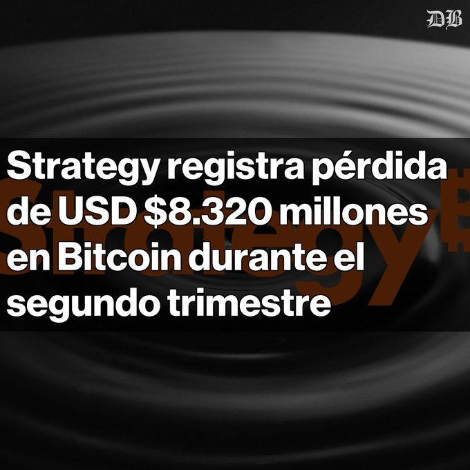 A black graphic with white Spanish text reads "Strategy registra pérdida de USD $8.320 millones en Bitcoin durante el segundo trimestre," with a "DB" logo in the top right corner.